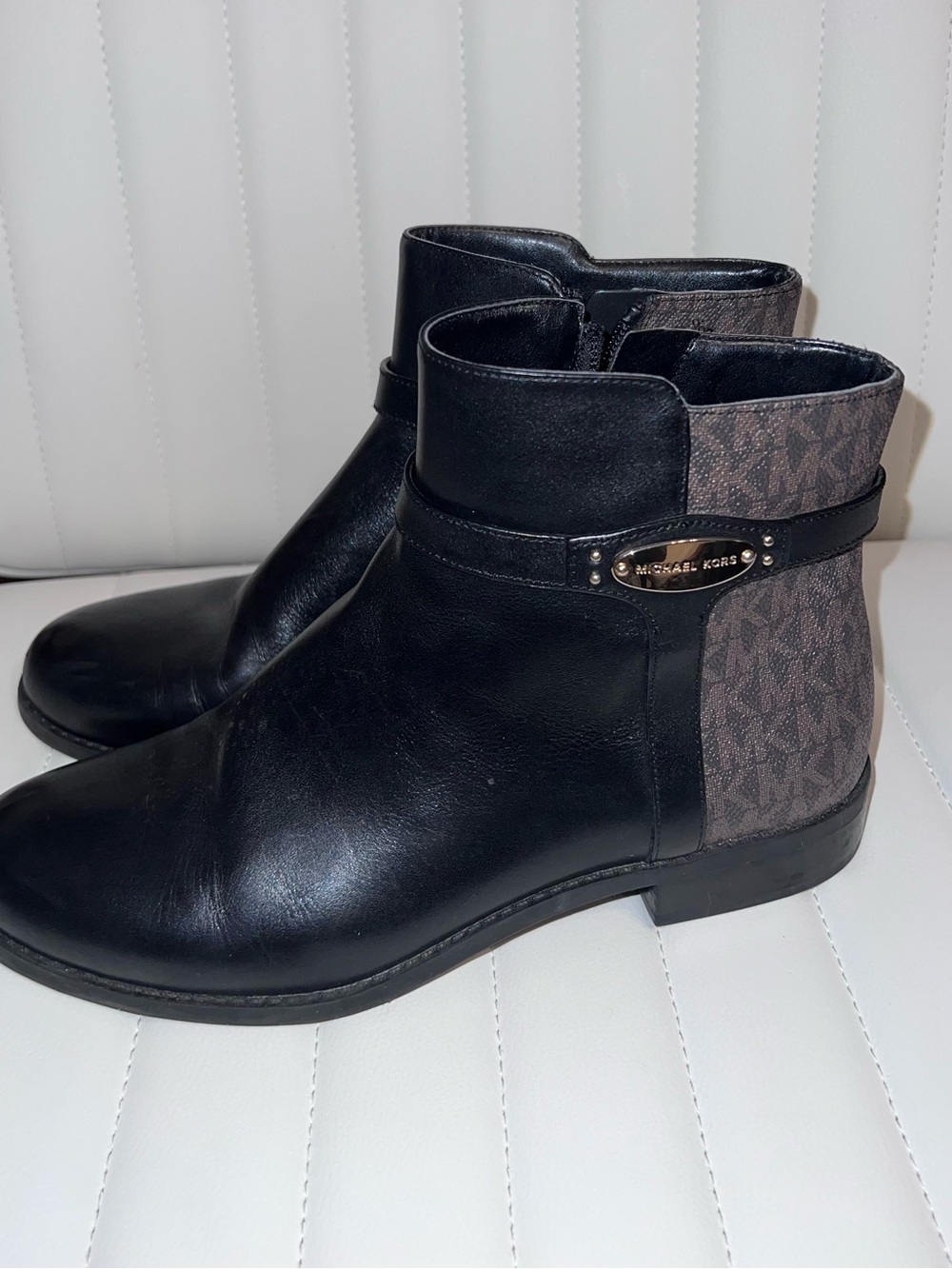 MICHAEL KORS Black Leather Ankle Boots with Logo Panel 8.5 - Picture 5 of 8